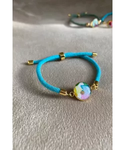 Bracelet fait main lien bleu ciel et aquarelle dans les tons bleus clair