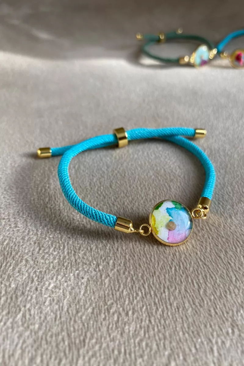 Bracelet fait main lien bleu ciel et aquarelle dans les tons bleus clair