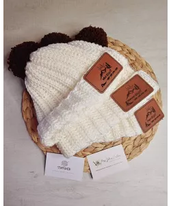 Bonnets en crochet personnalisés avec empiècement simili cuir gravé